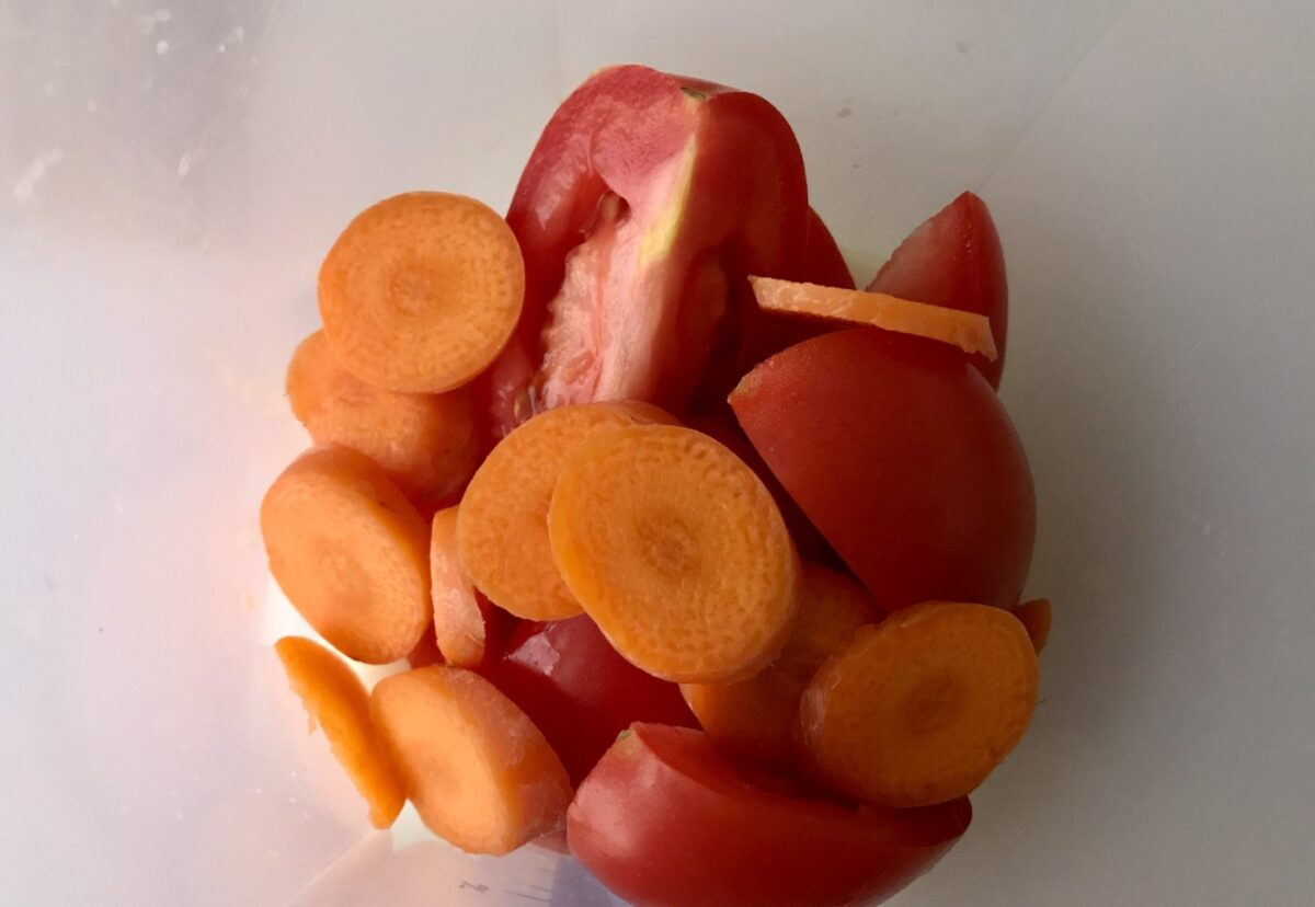 Tallarines rojos con pollo. Receta peruana fácil
