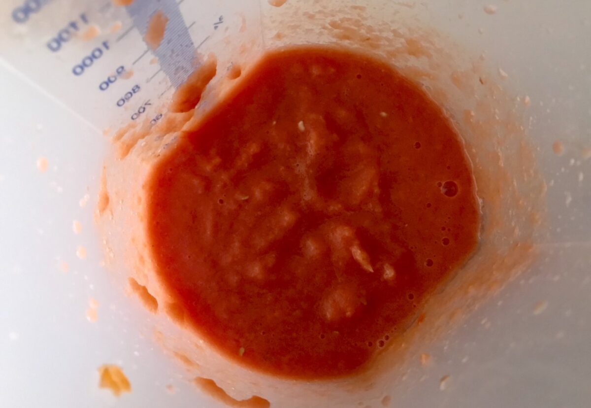 Tallarines rojos con pollo. Receta peruana fácil