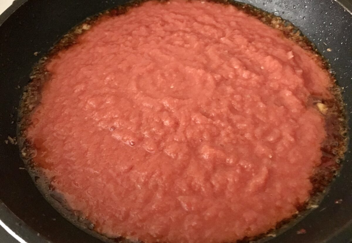 Tallarines rojos con pollo. Receta peruana fácil