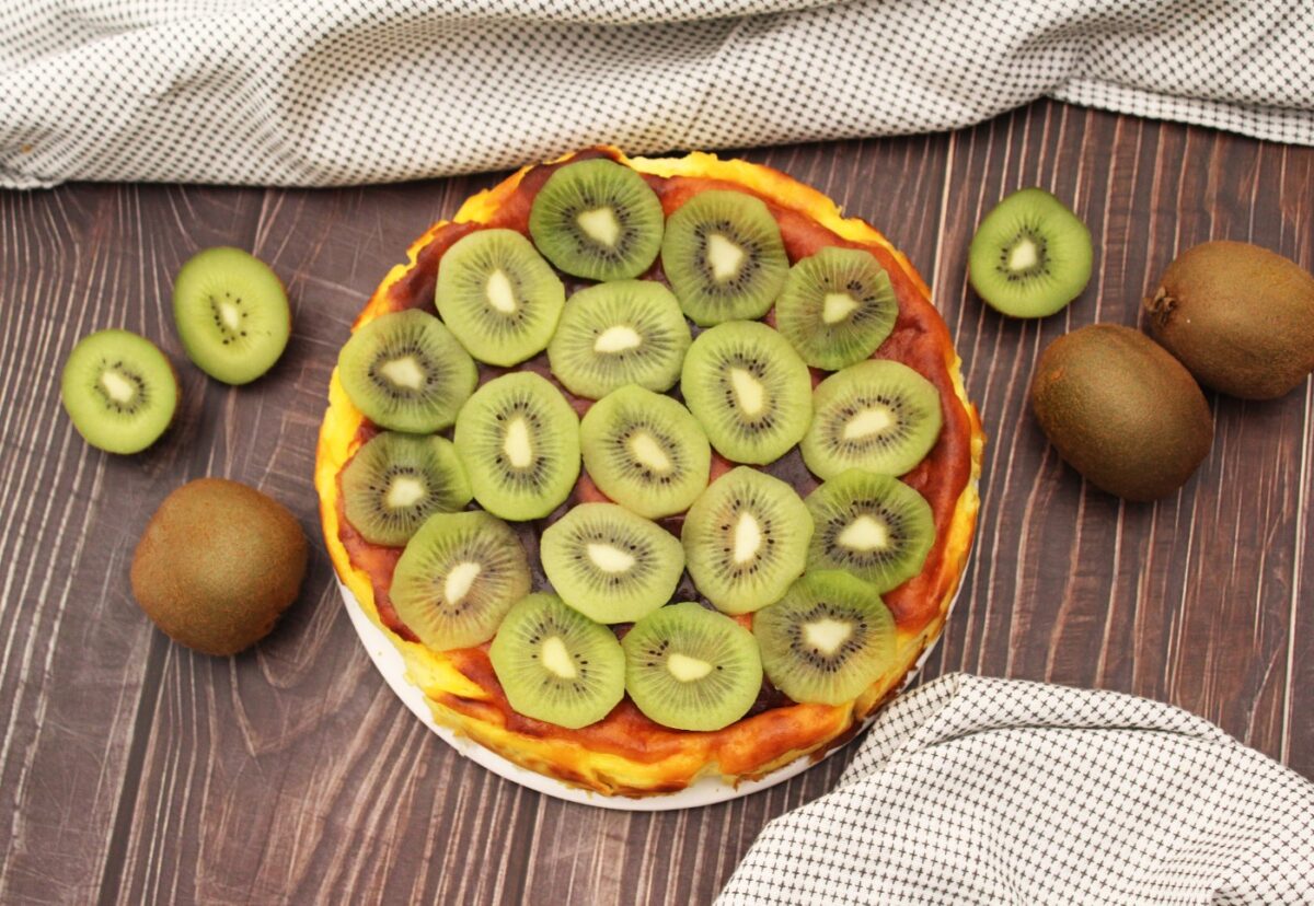Tarta de queso y yogur con kiwis