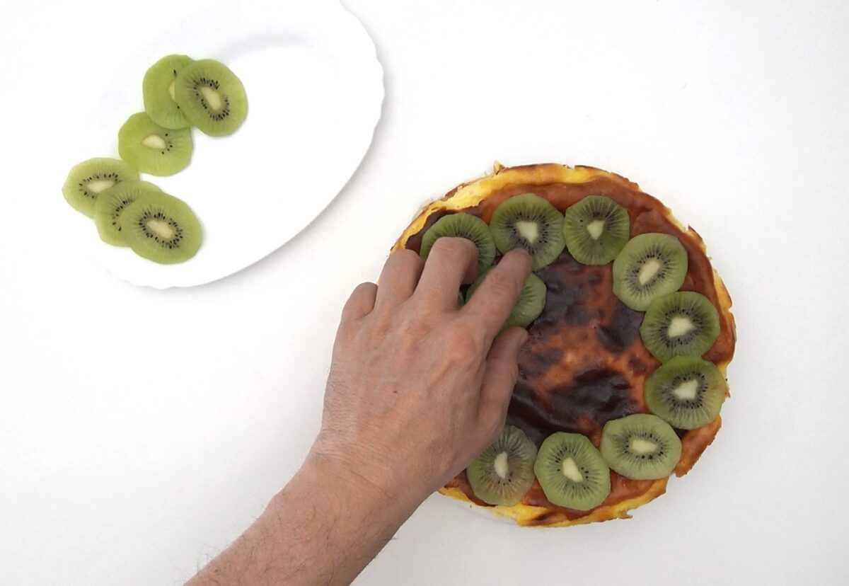 Tarta de queso y yogur con kiwis