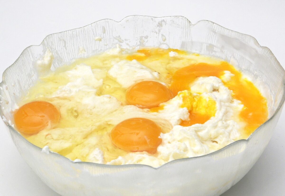 Tarta de queso y yogur con kiwis