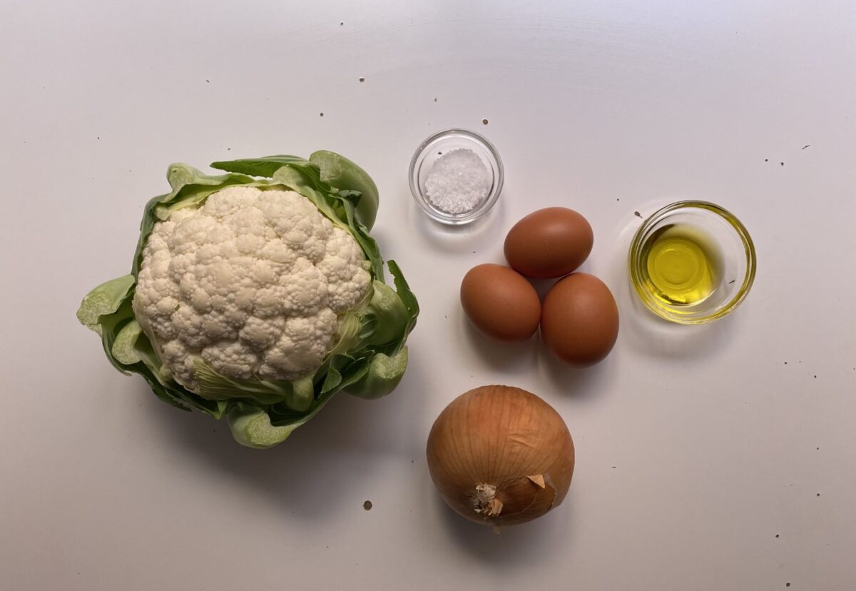 Tortilla de coliflor con cebolla. Una cena sabrosa y muy sana