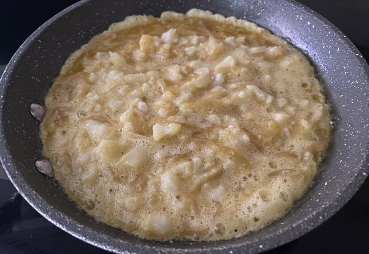 Tortilla de coliflor con cebolla. Una cena sabrosa y muy sana