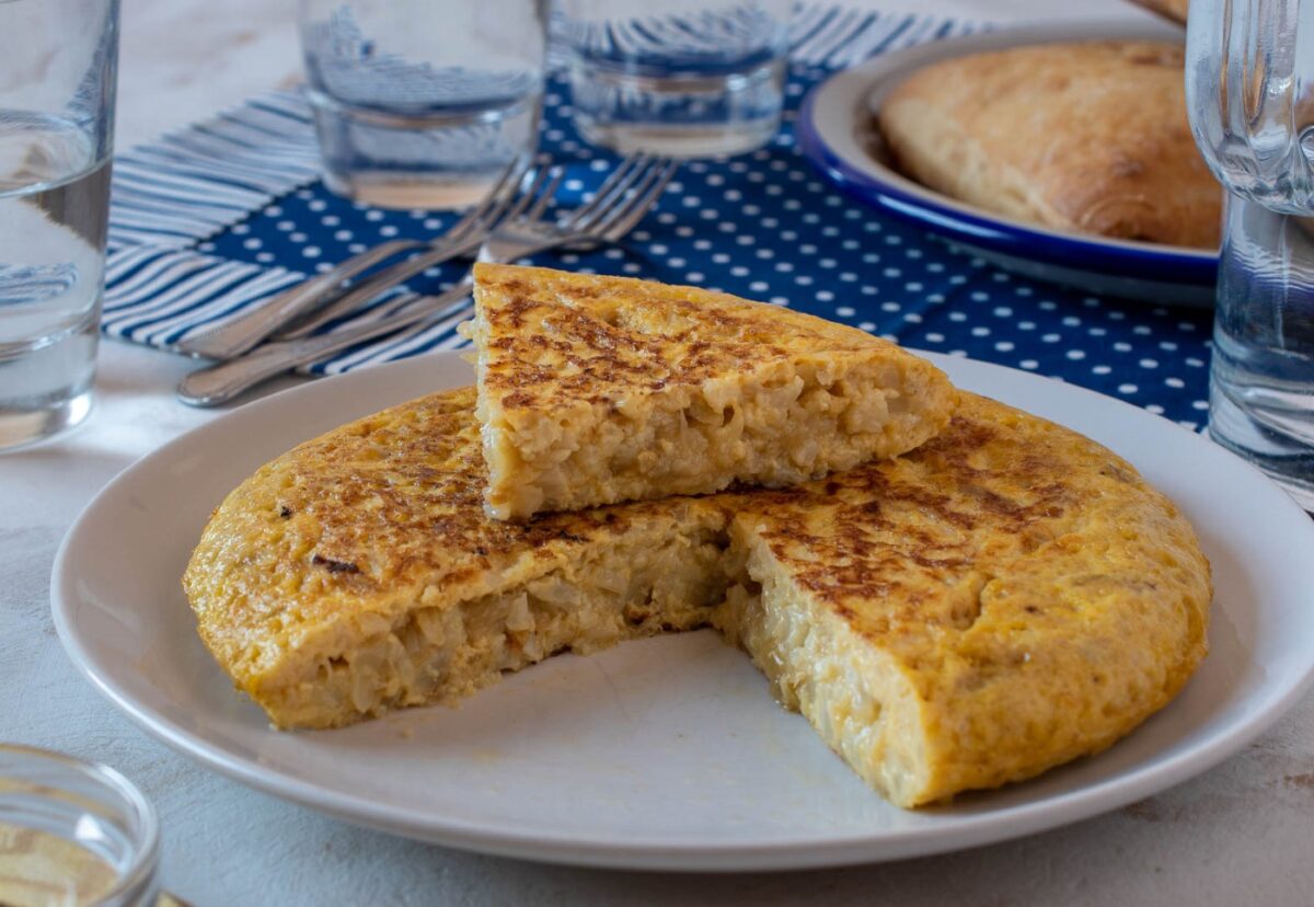 Tortilla de coliflor con cebolla. Una cena sabrosa y muy sana