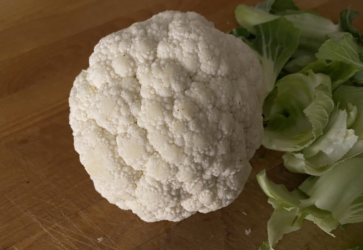 Tortilla de coliflor con cebolla. Una cena sabrosa y muy sana
