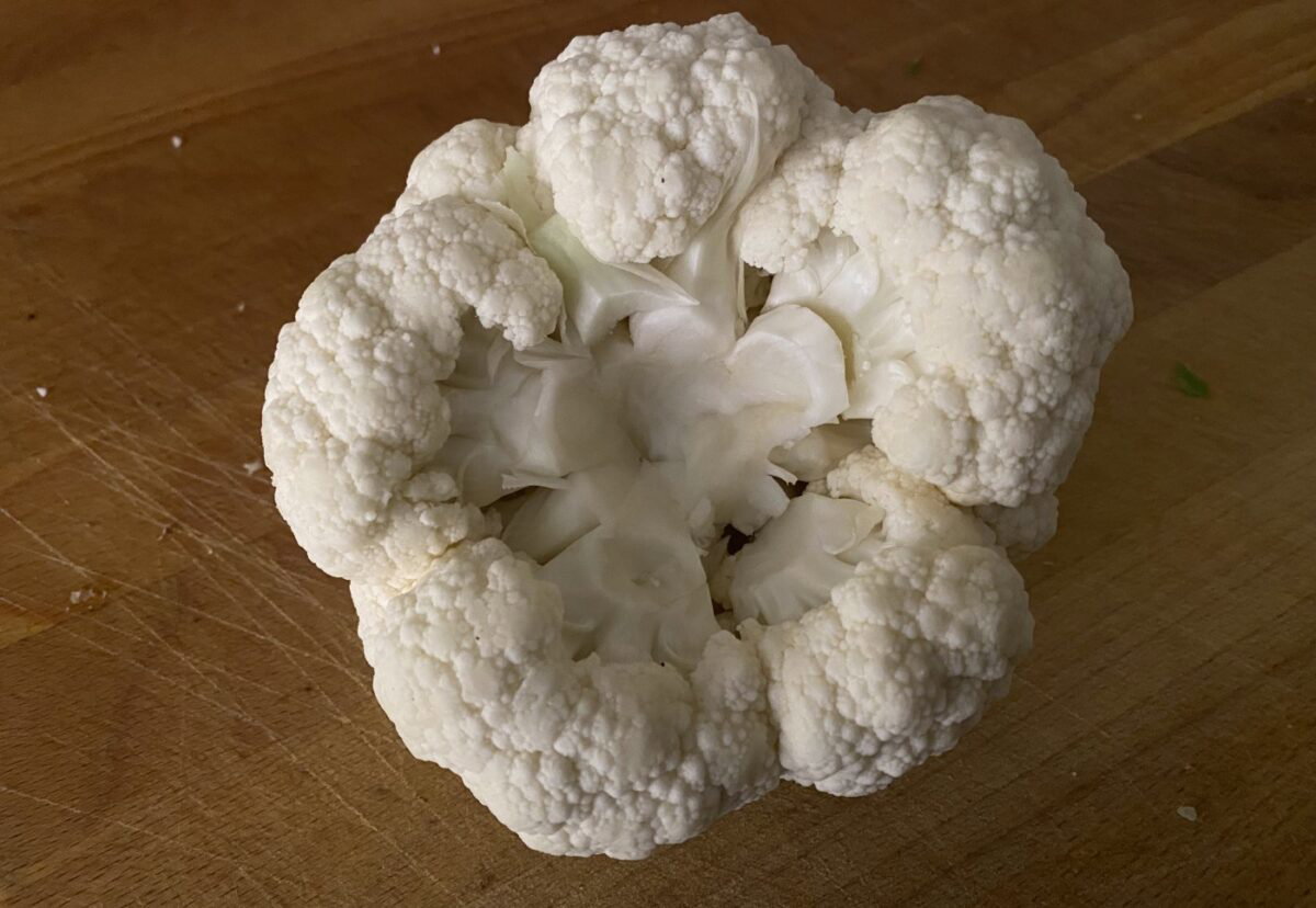 Tortilla de coliflor con cebolla. Una cena sabrosa y muy sana