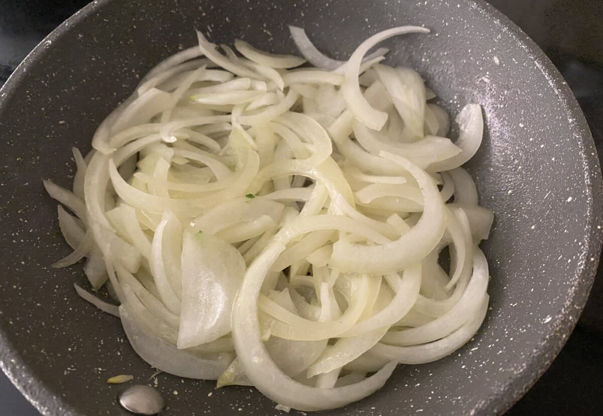 Tortilla de coliflor con cebolla. Una cena sabrosa y muy sana