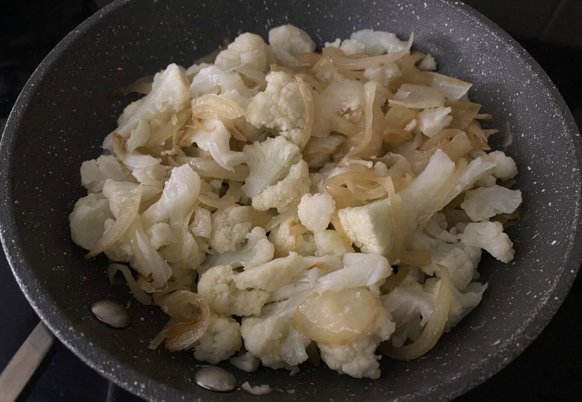 Tortilla de coliflor con cebolla. Una cena sabrosa y muy sana