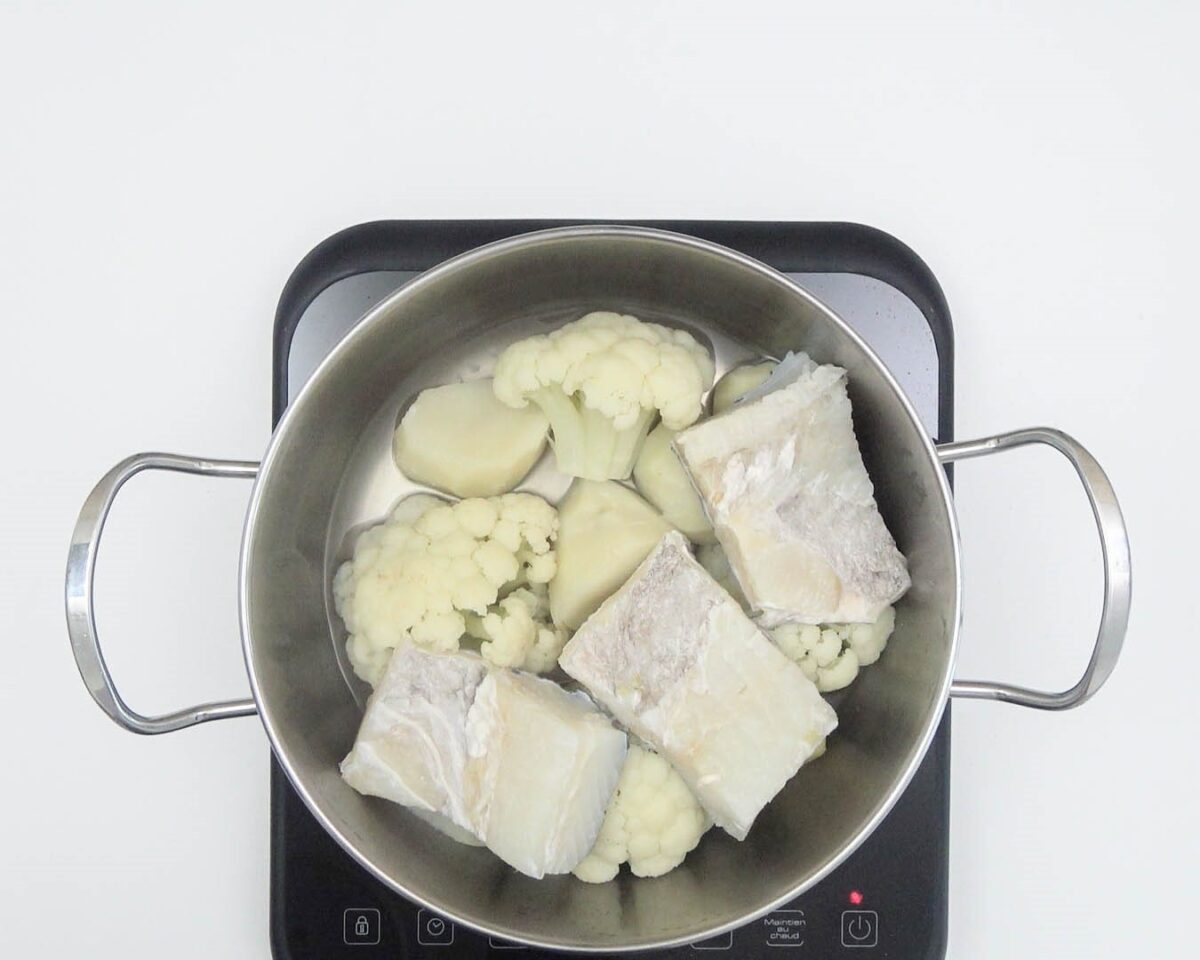 Bacalao con coliflor, patatas y refrito. Receta tradicional gallega