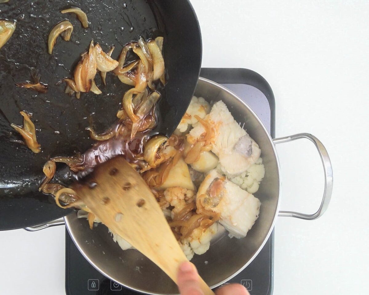Bacalao con coliflor, patatas y refrito. Receta tradicional gallega