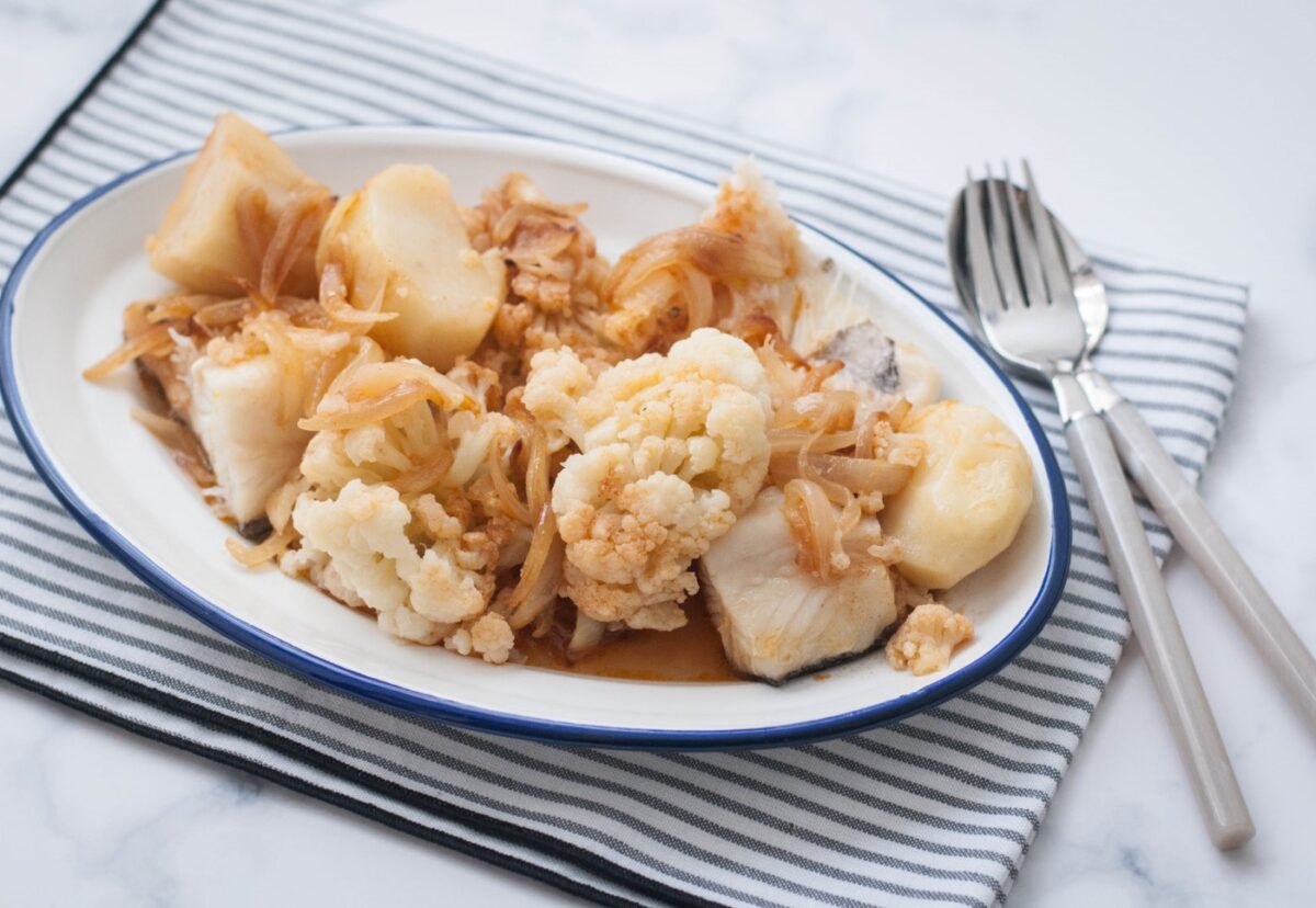 Bacalao con coliflor, patatas y refrito. Receta tradicional gallega