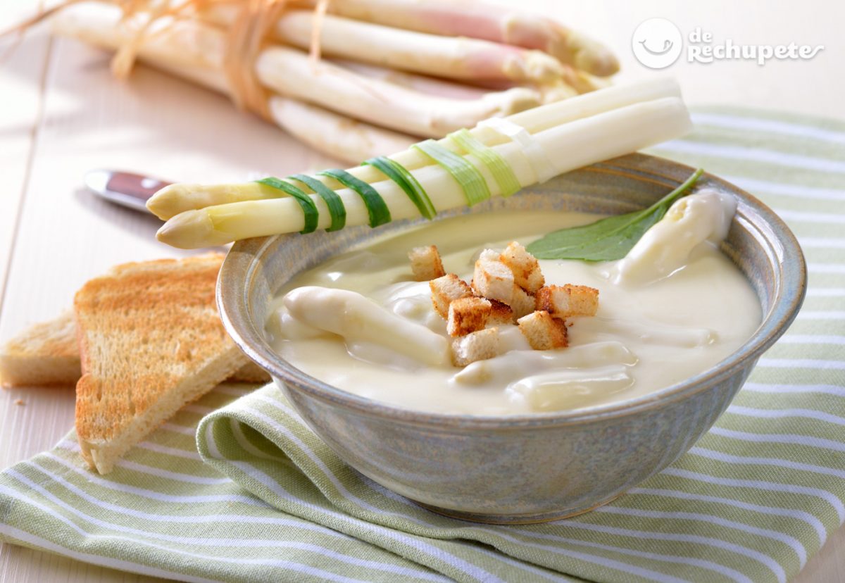 Crema de espárragos blancos con picatostes de pan