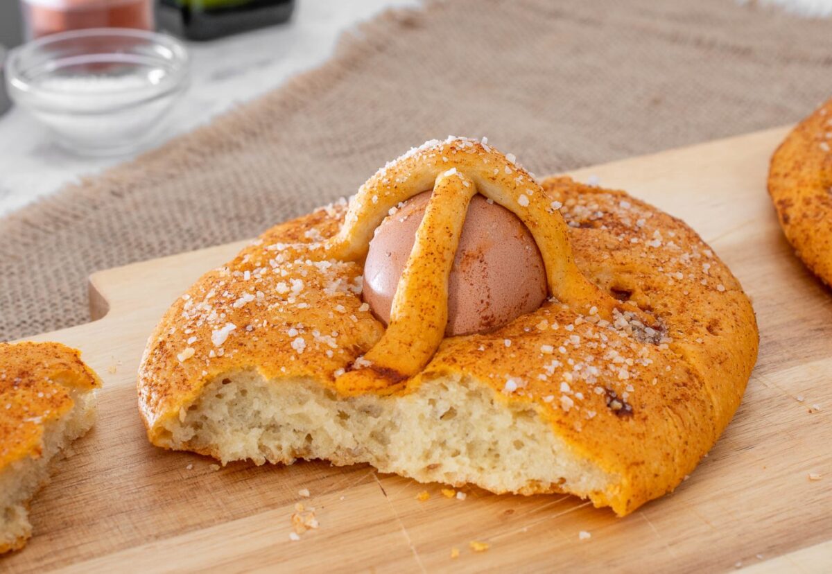 Hornazos de ochíos salados con pimentón. Receta tradicional de Semana Santa en Úbeda y Baeza
