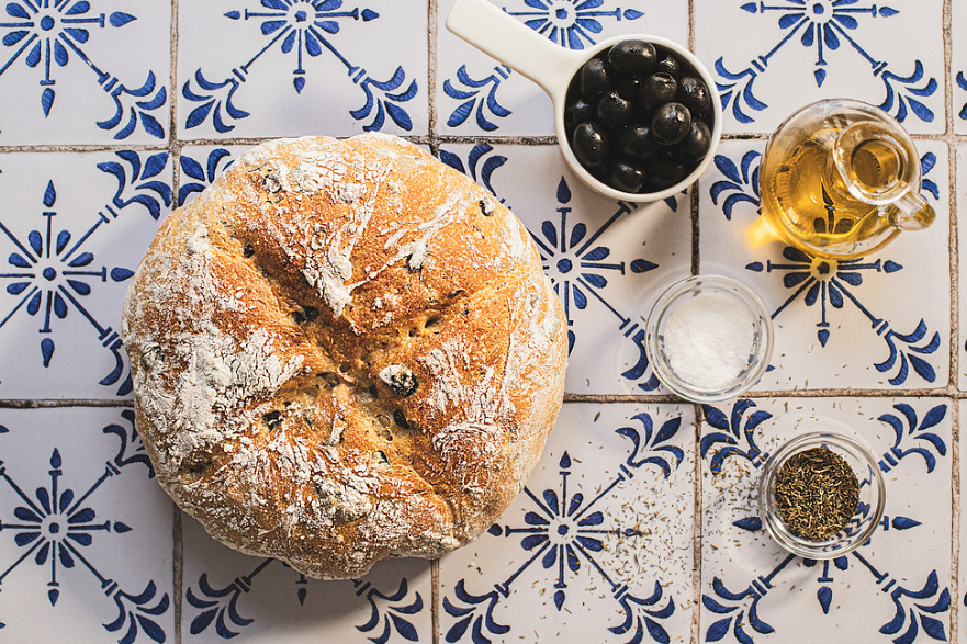 Cómo hacer pan con aceitunas y romero