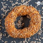 Roscas de pan de pueblo con pipas de girasol