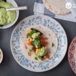 Tacos saludables de verduras asadas y crema de aguacate