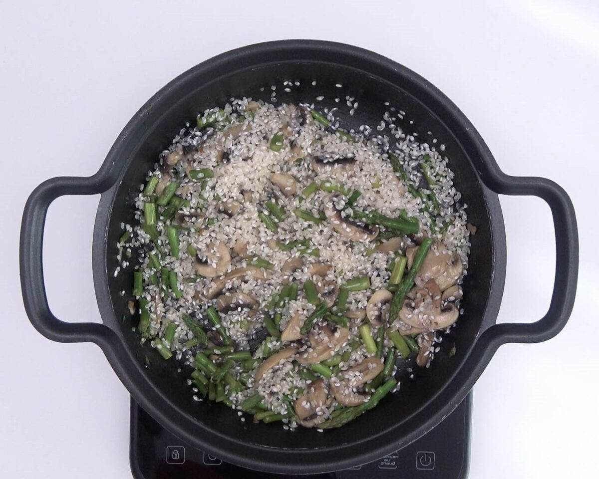 Arroz con espárragos verdes. Receta vegetariana para disfrutar del arroz