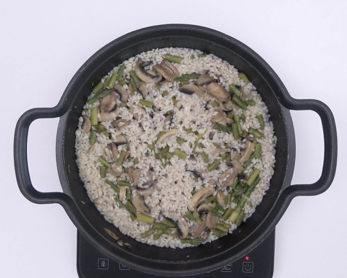 Arroz con espárragos verdes. Receta vegetariana para disfrutar del arroz