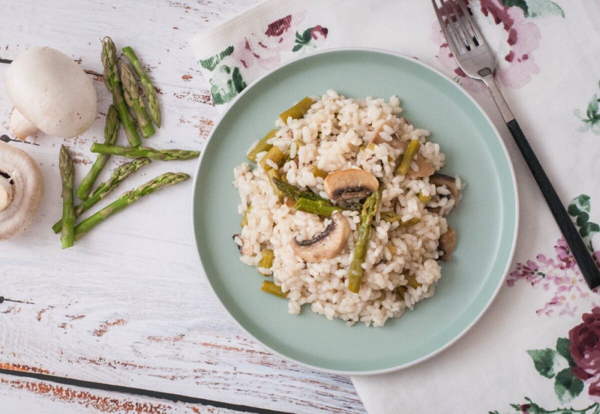 Arroz con espárragos verdes. Receta vegetariana para disfrutar del arroz