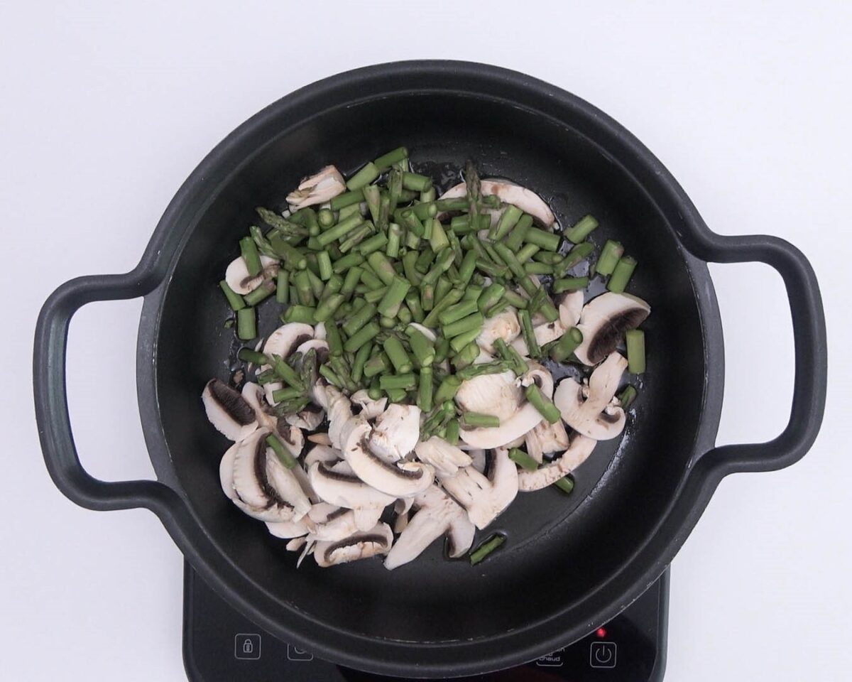 Arroz con espárragos verdes. Receta vegetariana para disfrutar del arroz