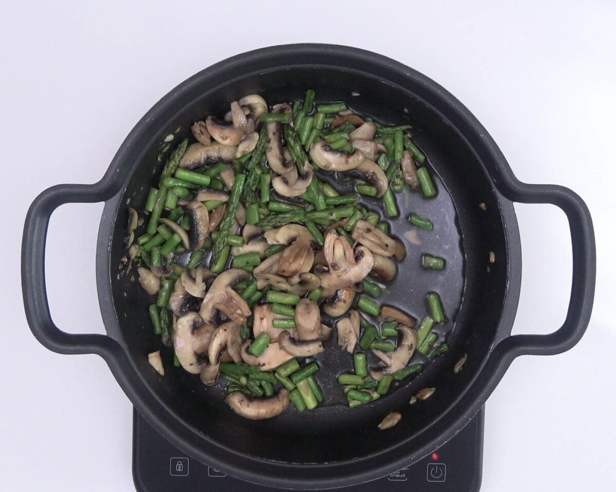 Arroz con espárragos verdes. Receta vegetariana para disfrutar del arroz