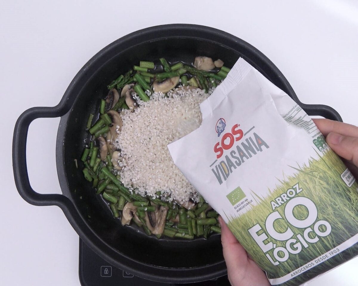 Arroz con espárragos verdes. Receta vegetariana para disfrutar del arroz
