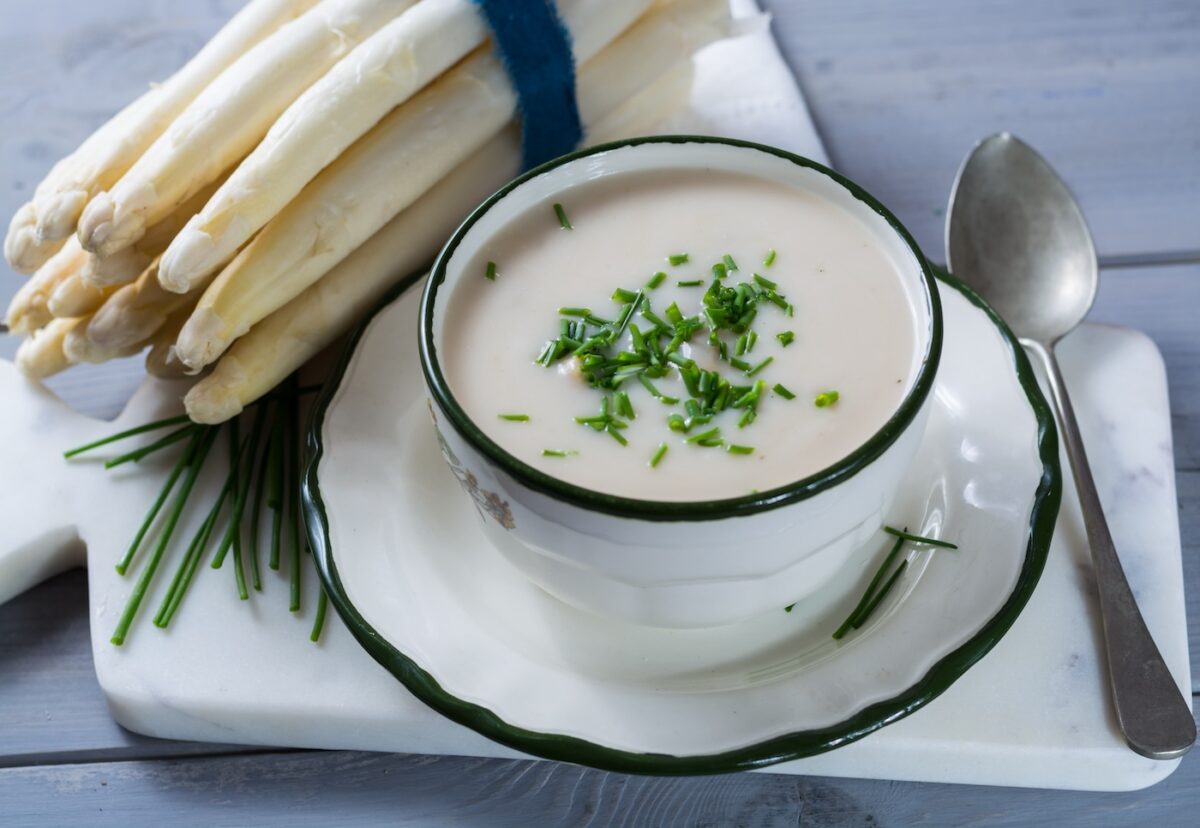 Crema de espárragos blancos con picatostes de pan
