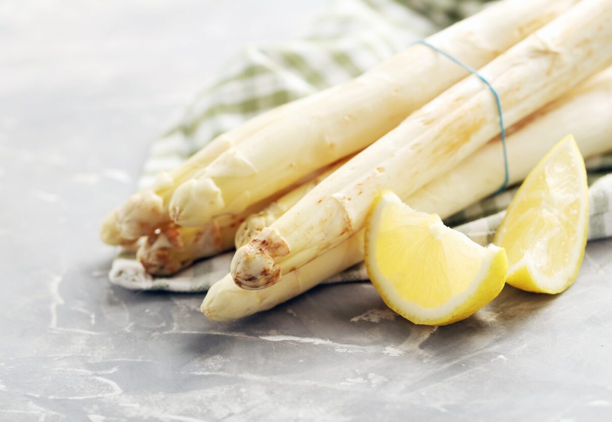 Crema de espárragos blancos con picatostes de pan