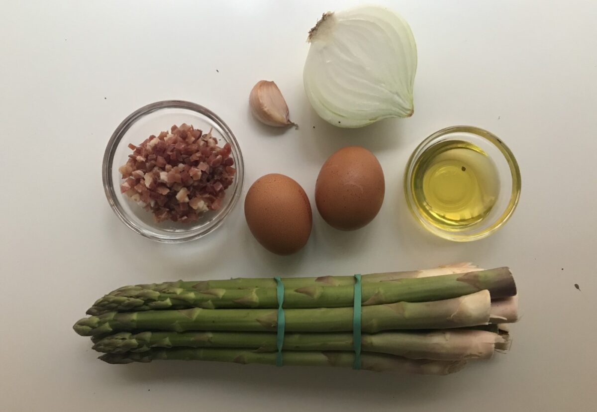 Tortilla de espárragos y jamón. Receta perfecta para una cena o comida ligera