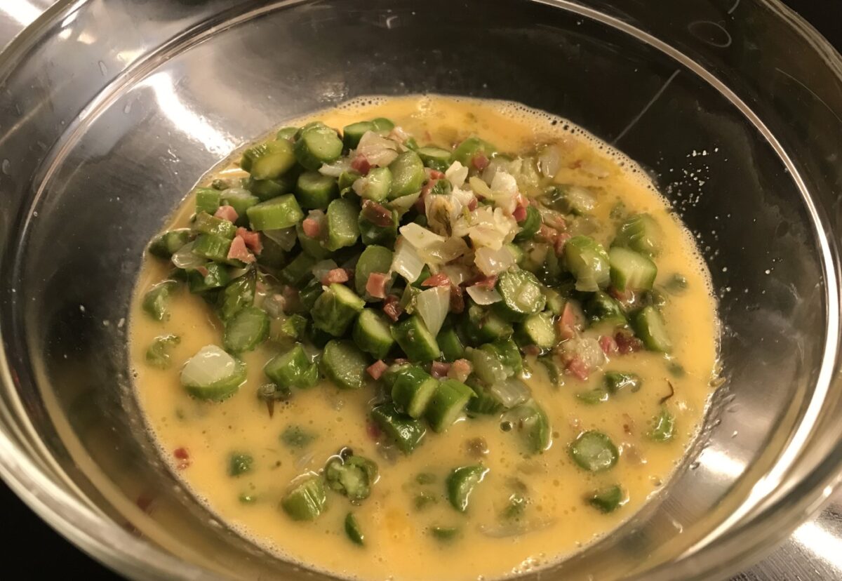 Tortilla de espárragos y jamón. Receta perfecta para una cena o comida ligera