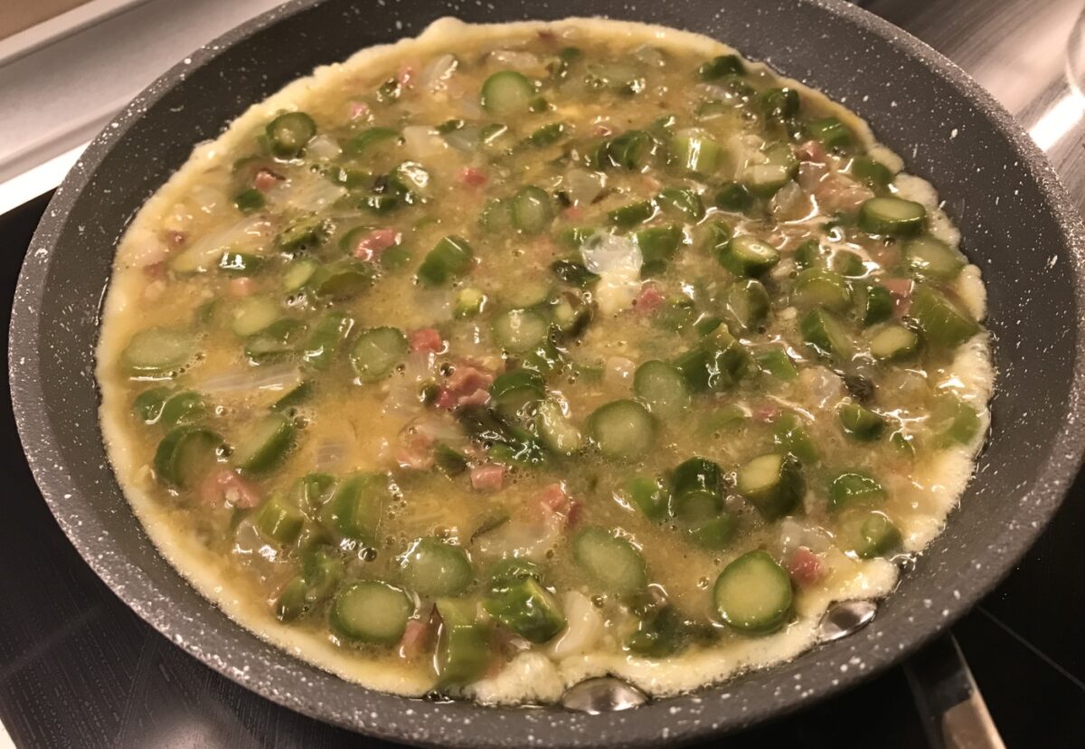 Tortilla de espárragos y jamón. Receta perfecta para una cena o comida ligera