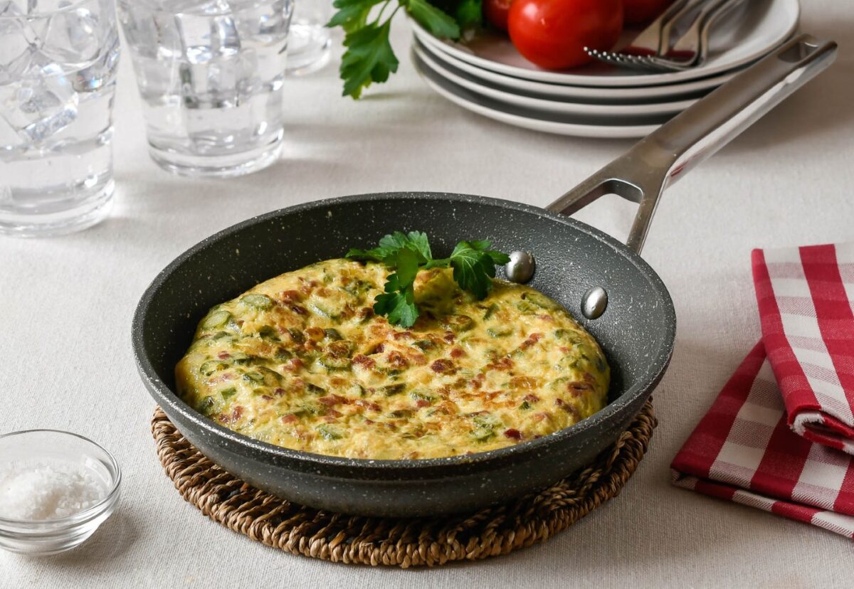 Tortilla de espárragos y jamón. Receta perfecta para una cena o comida ligera