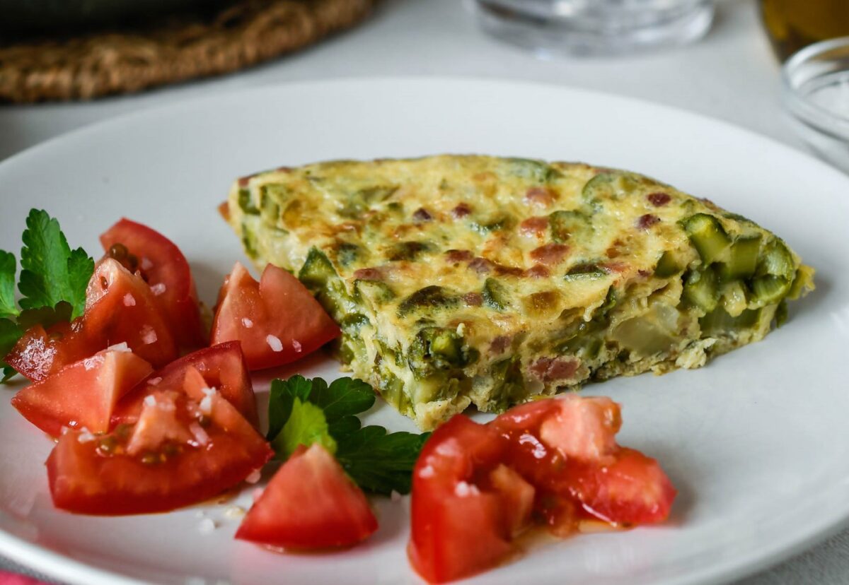 Tortilla de espárragos y jamón. Receta perfecta para una cena o comida ligera