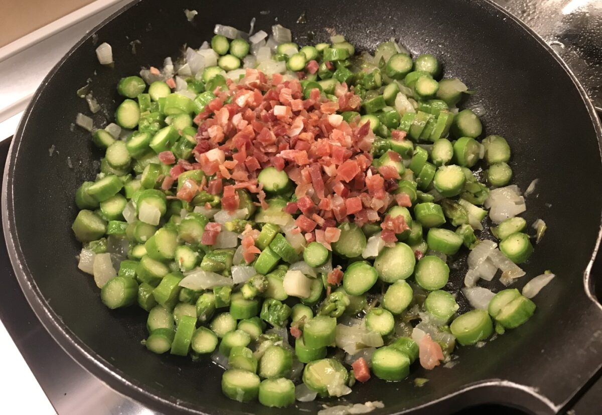 Tortilla de espárragos y jamón. Receta perfecta para una cena o comida ligera