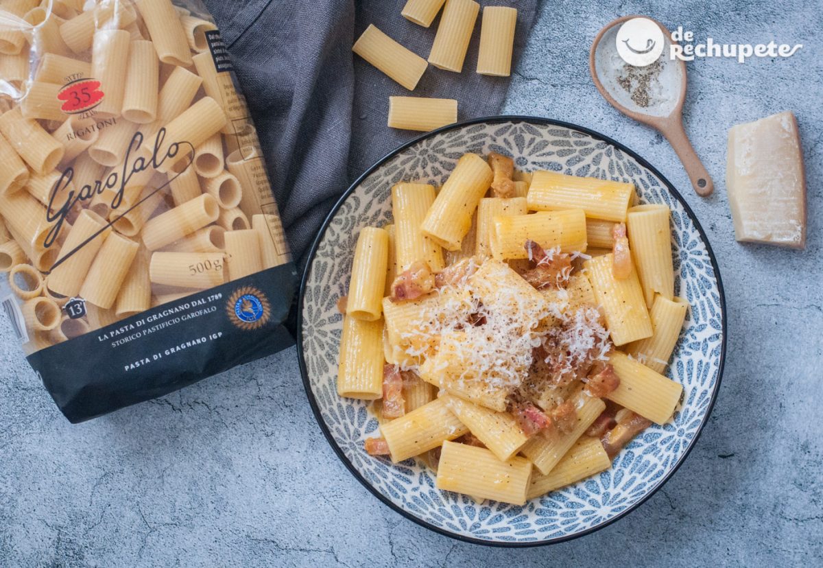Rigatoni con salsa carbonara. Rigatoni alla carbonara