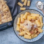 Rigatoni con salsa carbonara. Rigatoni alla carbonara