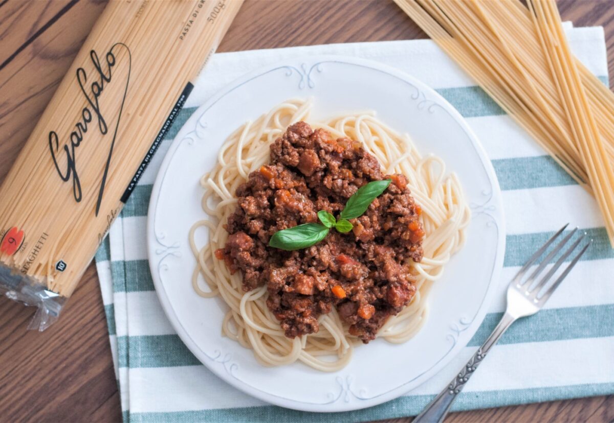 Cómo hacer espaguetis boloñesa. Spaguetti alla bolognesa