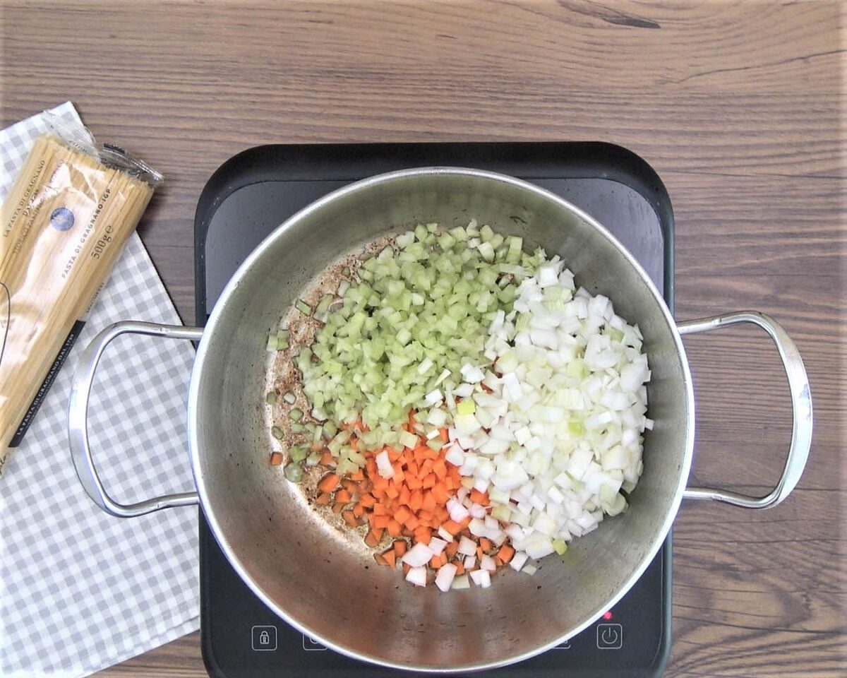 Cómo hacer espaguetis boloñesa. Spaguetti alla bolognesa