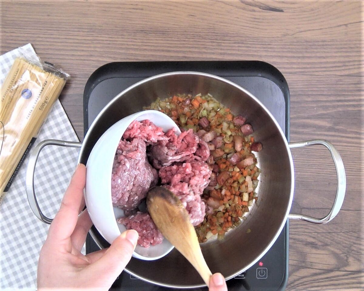Cómo hacer espaguetis boloñesa. Spaguetti alla bolognesa