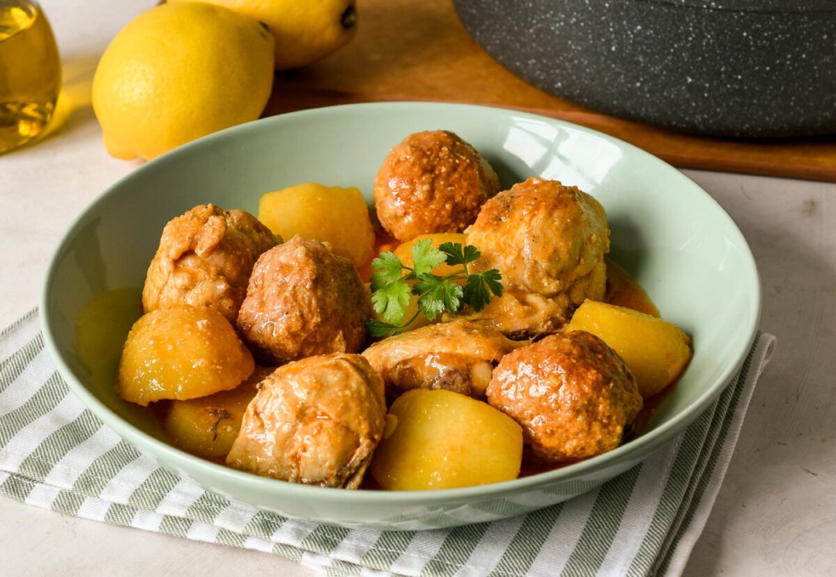 Guiso de pollo con pelotas de carne. Receta murciana paso a paso