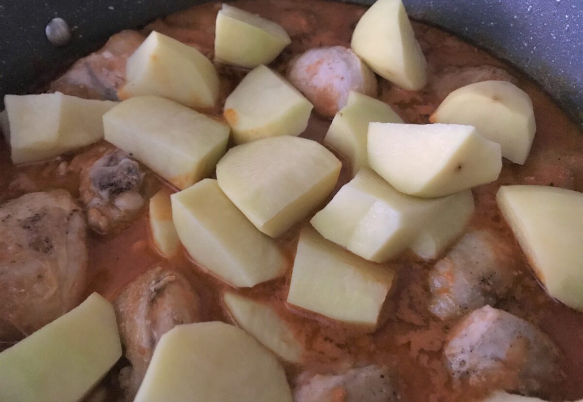 Guiso de pollo con pelotas de carne. Receta murciana paso a paso