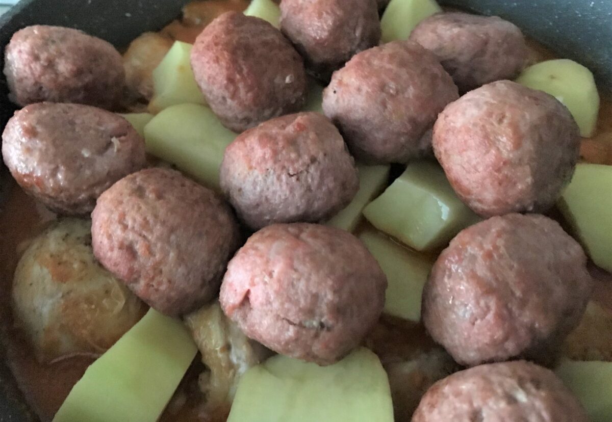 Guiso de pollo con pelotas de carne. Receta murciana paso a paso
