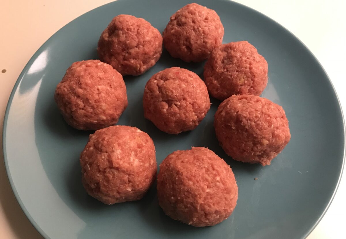 Guiso de pollo con pelotas de carne. Receta murciana paso a paso
