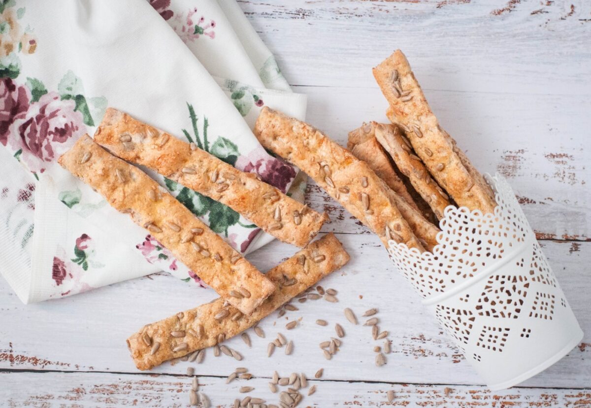 Palitos de pan integral con pipas de girasol