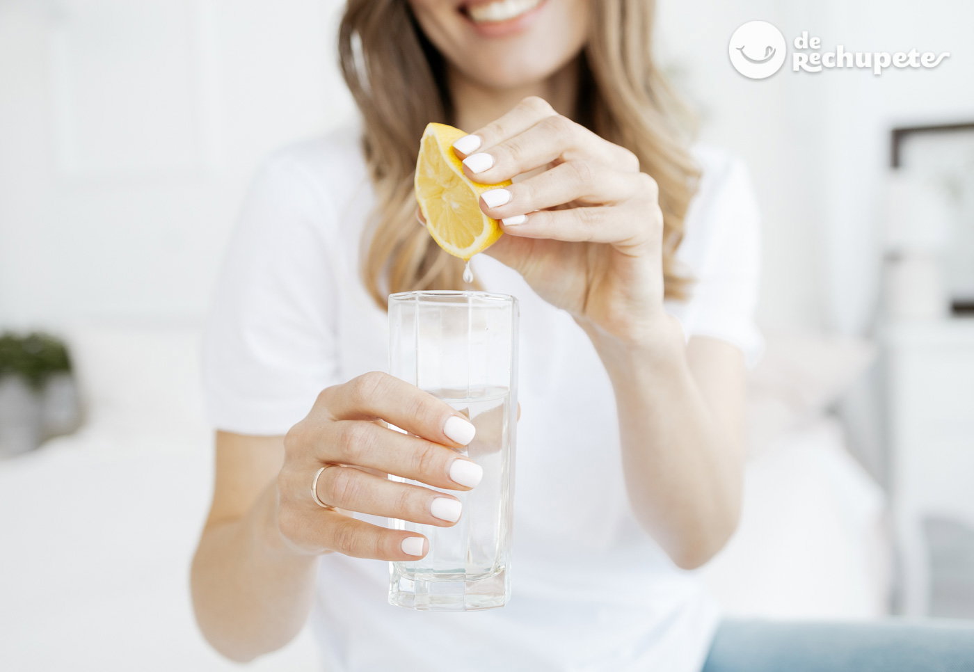 Agua con limón mujer