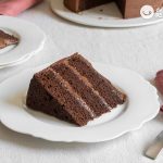 Pastel de chocolate. Postre esponjoso y jugoso para cualquier celebración