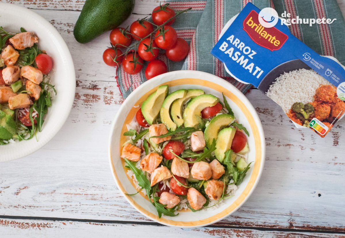 Ensalada de arroz con salmón y aguacate. Bowl de arroz rápido y sano