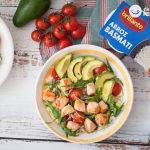 Ensalada de arroz con salmón y aguacate. Bowl de arroz rápido y sano