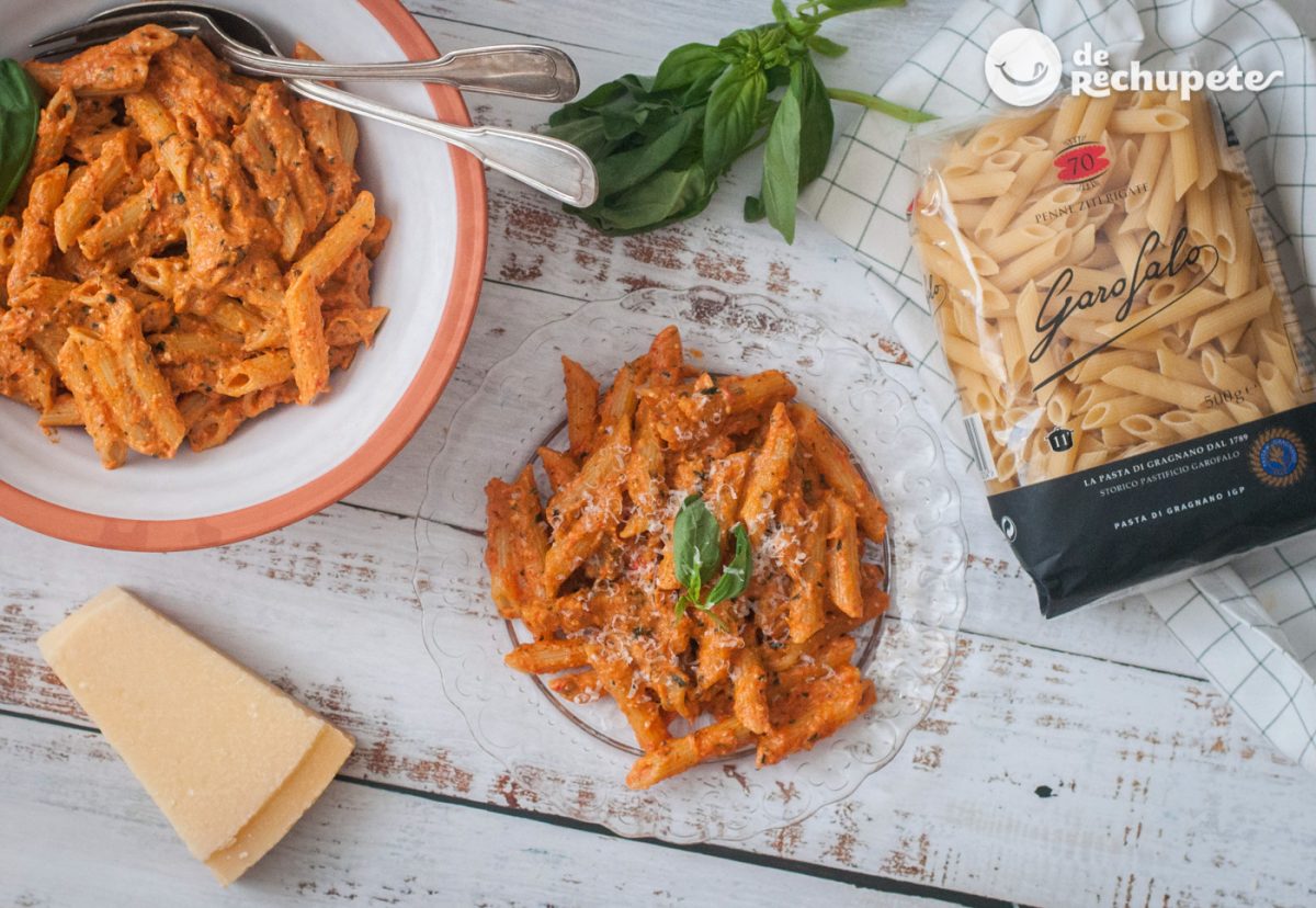 Penne ziti rigate con pesto alla calabrese. Receta de pasta italiana paso a paso